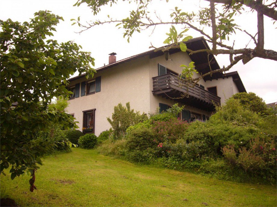 Hausansicht mit Balkon Einfamilienhaus Hillscheid