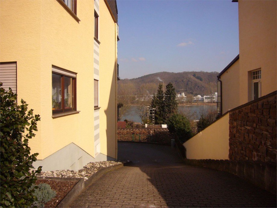 006 Einfahrt neben dem Haus Etagenwohnung Rhens