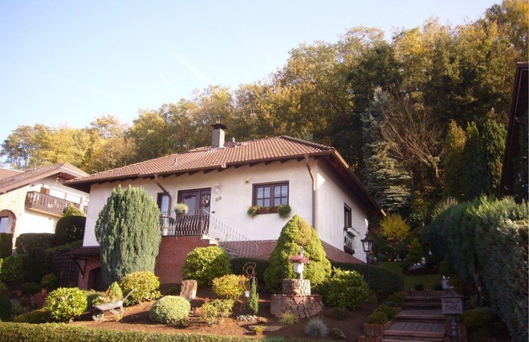 P1240082 Stra�enansicht Bassenheim - Bassenheim Einfamilienhaus Attraktives Einfamilienhaus in beliebter Lage von Bassenheim