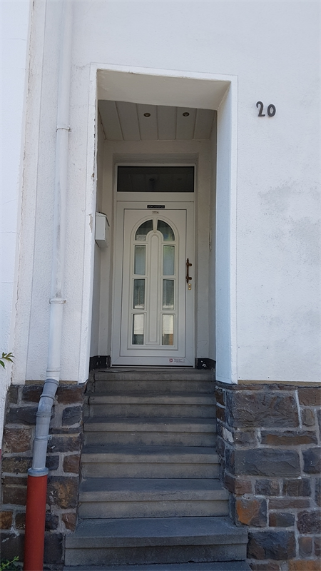 Hauseingangst�r Reihenmittelhaus Rhens