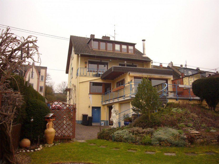 P1240785 R�ckansicht Mehrfamilienhaus Rhens