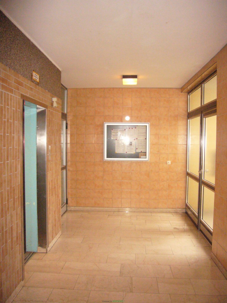 P1240111 Hauseingangsbereich i Etagenwohnung Andernach