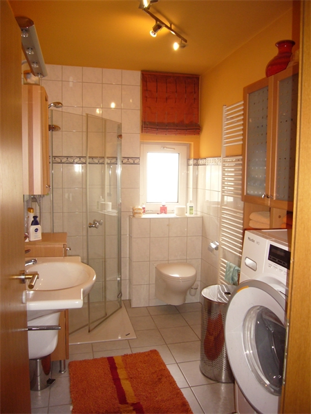 P1240802 Bad EG Mehrfamilienhaus Rhens