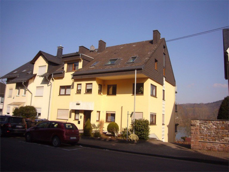 002 Stra�enansicht Rhens - Rhens Etagenwohnung Attraktive Eigentumswohnung mit Balkon und Panoramablick in Rhens