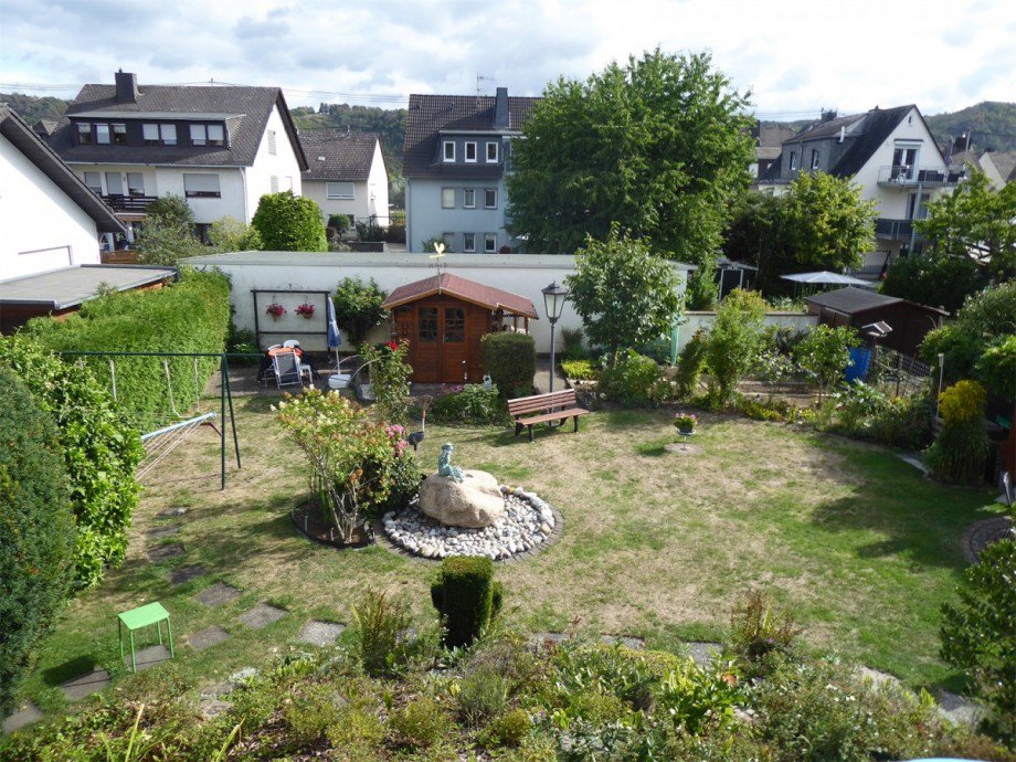 P1000196 Garten Mehrfamilienhaus Rhens