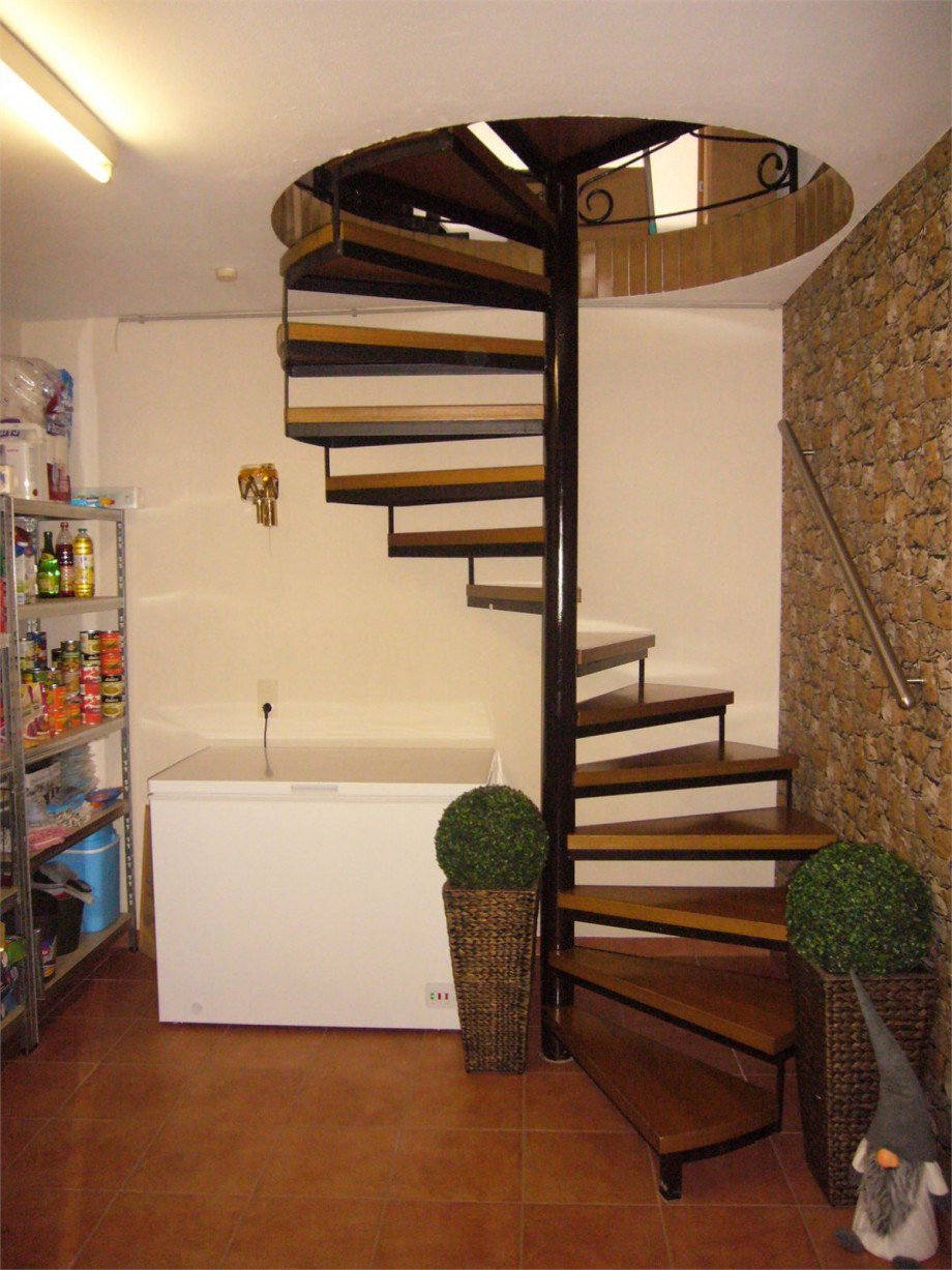 057 Wendeltreppe ins EG Zweifamilienhaus Nievern