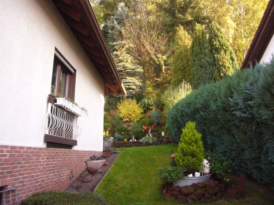 P1240077 Seitenansicht Einfamilienhaus Bassenheim