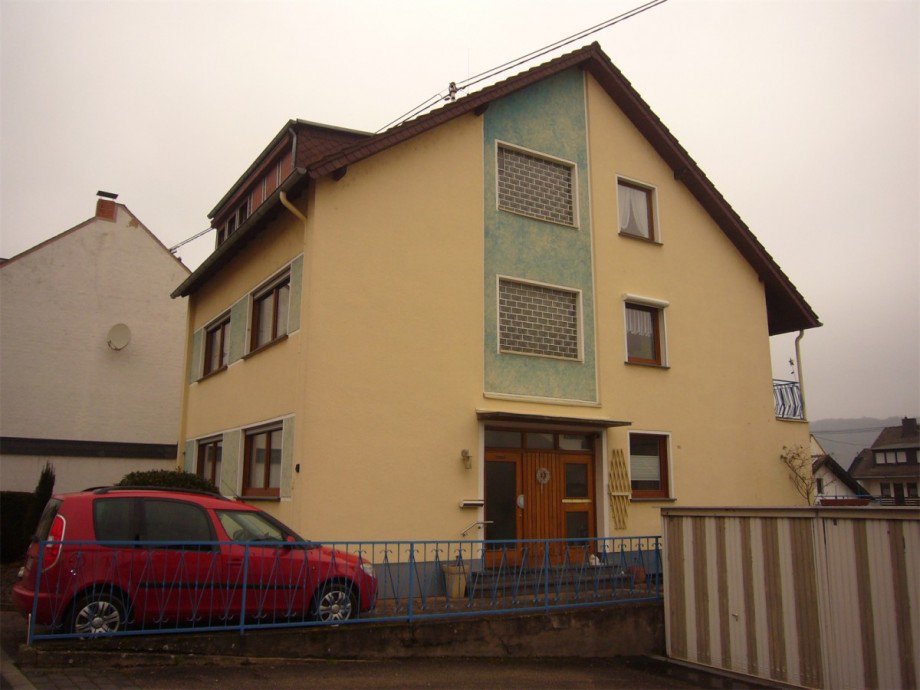 P1240789 Seitenansicht Mehrfamilienhaus Rhens