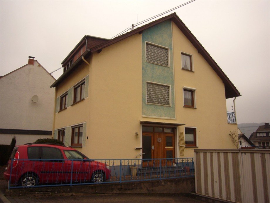 P1240789 Seitenansicht Mehrfamilienhaus Rhens