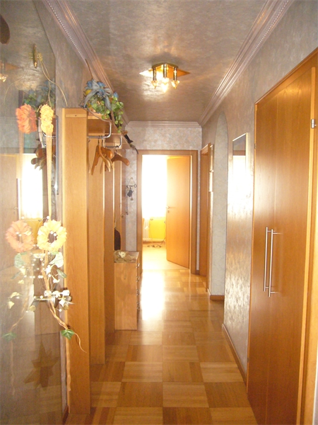 P1240801 Flur EG Mehrfamilienhaus Rhens