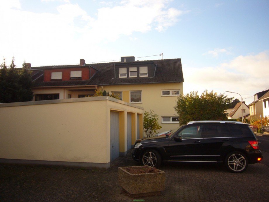 095 Seitenansicht und Garagen Wohn- / Gesch�ftshaus Bendorf